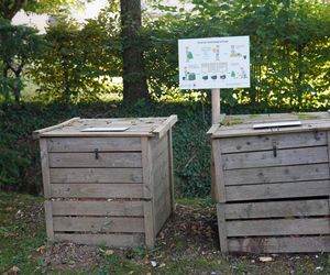 Poubelles et compostes écologiques du parc du hameau.