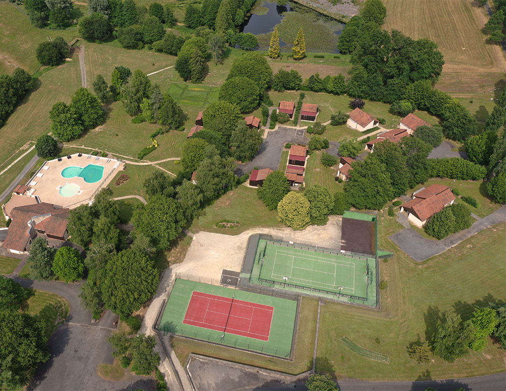 Vue de drone du hameau des gîtes avec vu de la zone sportive et de la piscine