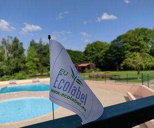 La piscine du hameau avec le drapeau écolabel.
