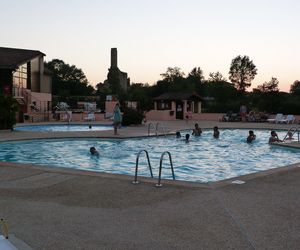 Personnes se baignant dans la piscine du hameau des gîtes le soir.