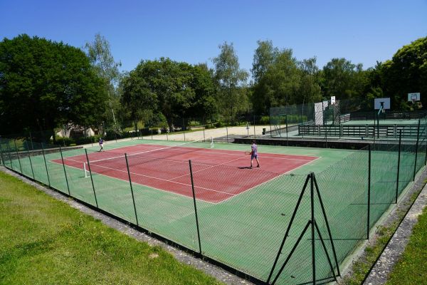 Deux joueurs de tennis sur le hameau