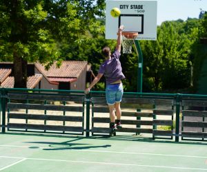 Un joueur de basket sur le terrain multisport