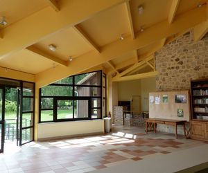 Intérieur de la salle d'accueil de la piscine du hameau des gîtes.