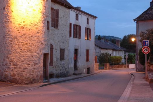 Rue de Les Cars en haute vienne durant la soirée