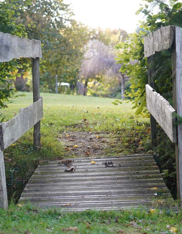 Petit pont en bois dans le parc du hameau des gîtes