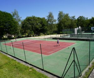 Deux joueurs de tennis sur le hameau