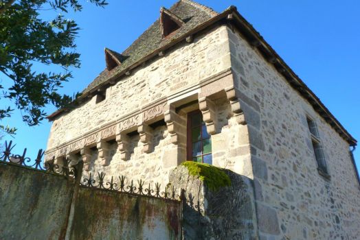 Une maison ancienne en pierre dans le village Les Cars.