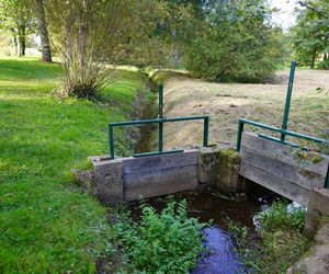 Ruisseau traversant le parc du hameau.