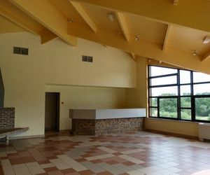 Intérieur du bâtiment d'accueil du hameau.